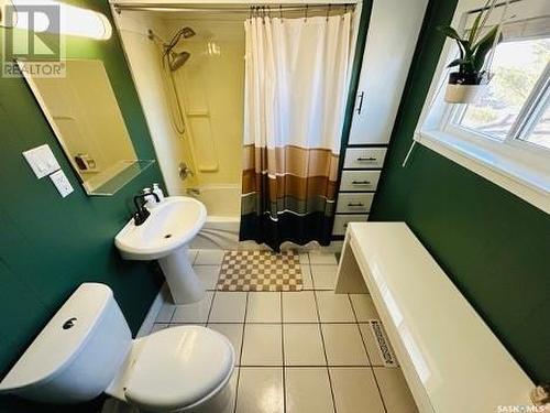 2209 Pasqua Street, Regina, SK - Indoor Photo Showing Bathroom