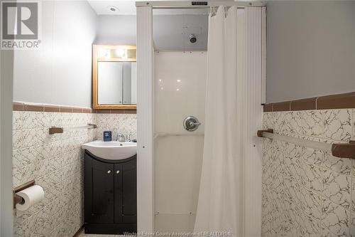 2482 Lloyd George Boulevard, Windsor, ON - Indoor Photo Showing Bathroom