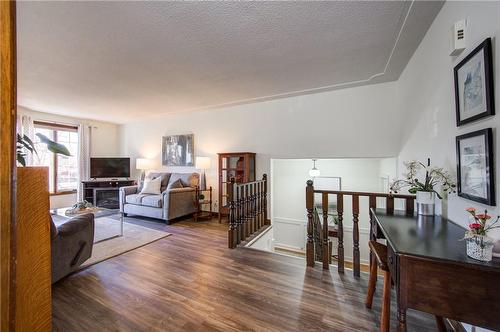 7544 Rainbow Crescent, Niagara Falls, ON - Indoor Photo Showing Living Room