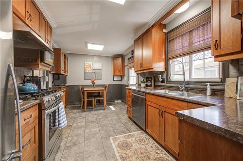 7544 Rainbow Crescent, Niagara Falls, ON - Indoor Photo Showing Kitchen With Double Sink