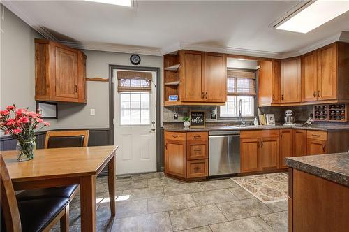 7544 Rainbow Crescent, Niagara Falls, ON - Indoor Photo Showing Kitchen With Double Sink
