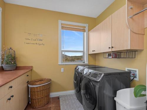 7551 Tronson Road, Vernon, BC - Indoor Photo Showing Laundry Room