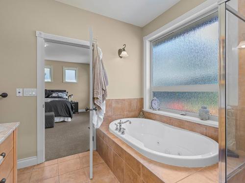 7551 Tronson Road, Vernon, BC - Indoor Photo Showing Bathroom