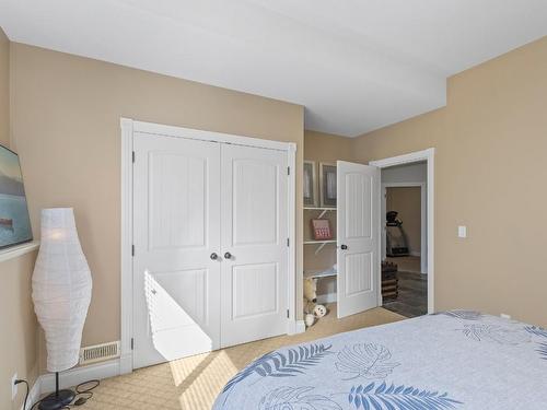 7551 Tronson Road, Vernon, BC - Indoor Photo Showing Bedroom
