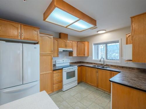 406-2245 Atkinson Street, Penticton, BC - Indoor Photo Showing Kitchen With Double Sink