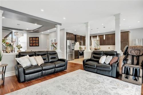 166 Bellagio Avenue, Stoney Creek, ON - Indoor Photo Showing Living Room