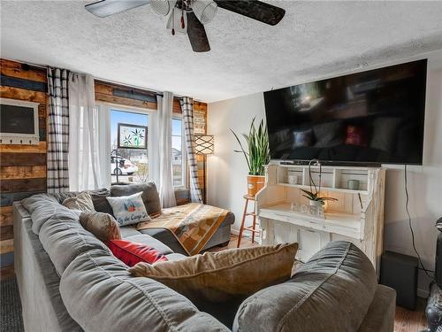 11 Darlene Drive, Nanticoke, ON - Indoor Photo Showing Living Room
