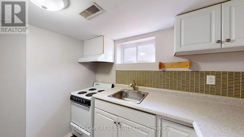 39 Woodward Avenue, Brampton, ON - Indoor Photo Showing Kitchen