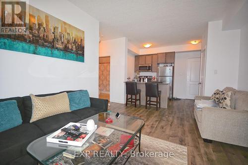#213 -125 Shoreview Pl, Hamilton, ON - Indoor Photo Showing Living Room