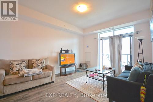 #213 -125 Shoreview Pl, Hamilton, ON - Indoor Photo Showing Living Room
