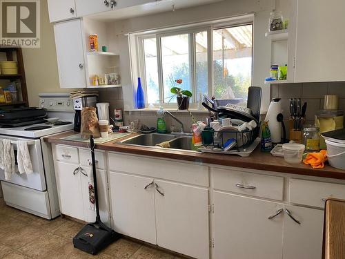 229 9Th  S Avenue, Creston, BC - Indoor Photo Showing Kitchen With Double Sink