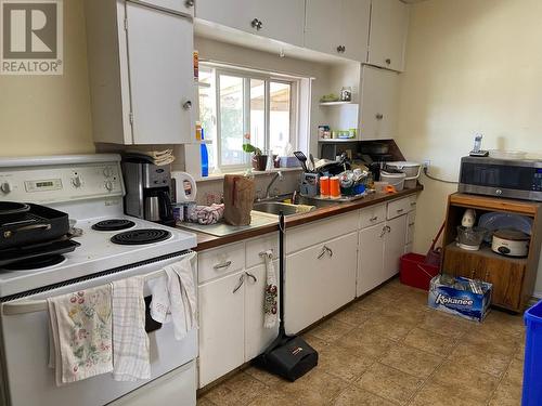 229 9Th  S Avenue, Creston, BC - Indoor Photo Showing Kitchen With Double Sink