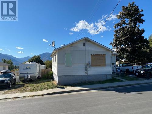 229 9Th  S Avenue, Creston, BC - Outdoor