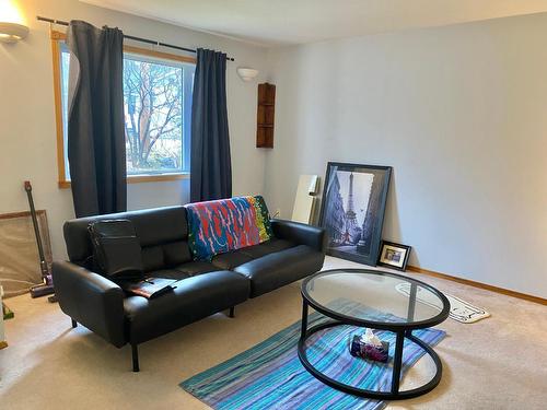 615 6 Avenue, Creston, BC - Indoor Photo Showing Living Room