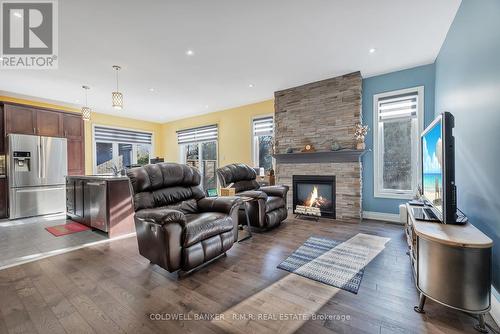 7 Os James Hunt Crt Crt, Uxbridge, ON - Indoor Photo Showing Living Room With Fireplace