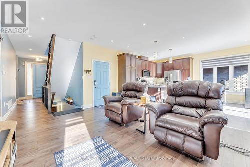 7 Os James Hunt Crt Crt, Uxbridge, ON - Indoor Photo Showing Living Room