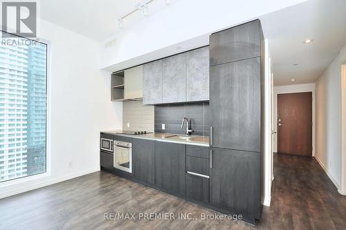 #1703 -1000 Portage Pkwy, Vaughan, ON - Indoor Photo Showing Kitchen With Upgraded Kitchen
