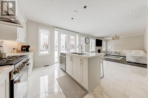 444 Seaview Hts, East Gwillimbury, ON - Indoor Photo Showing Kitchen With Double Sink With Upgraded Kitchen