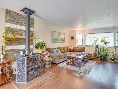 4547 Wellington Ave, Port Alberni, BC - Indoor Photo Showing Living Room