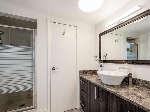 201-1625 Belmont Ave, Victoria, BC - Indoor Photo Showing Bathroom