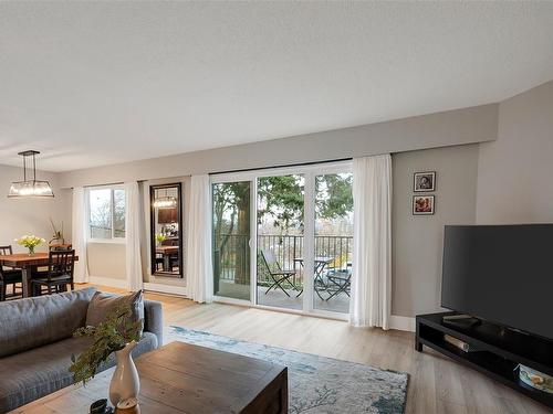 201-1625 Belmont Ave, Victoria, BC - Indoor Photo Showing Living Room
