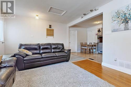 25 Honeybourne Cres, Markham, ON - Indoor Photo Showing Living Room