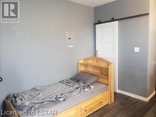 28 Oxford St W, London, ON - Indoor Photo Showing Bedroom