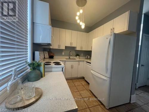 28 Oxford St W, London, ON - Indoor Photo Showing Kitchen