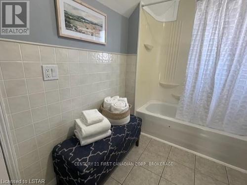 28 Oxford St W, London, ON - Indoor Photo Showing Bathroom
