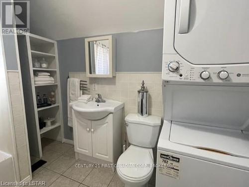 28 Oxford St W, London, ON - Indoor Photo Showing Laundry Room