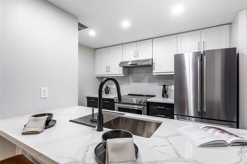 430 Pearl Street|Unit #205, Burlington, ON - Indoor Photo Showing Kitchen With Upgraded Kitchen