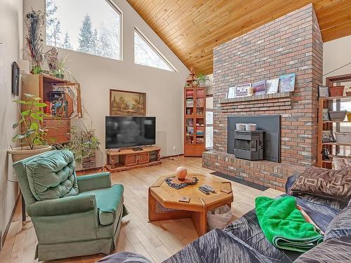 537 Fawn Road, Clearwater, BC - Indoor Photo Showing Living Room With Fireplace