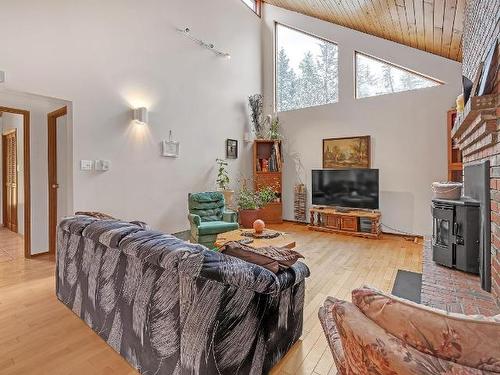 537 Fawn Road, Clearwater, BC - Indoor Photo Showing Living Room