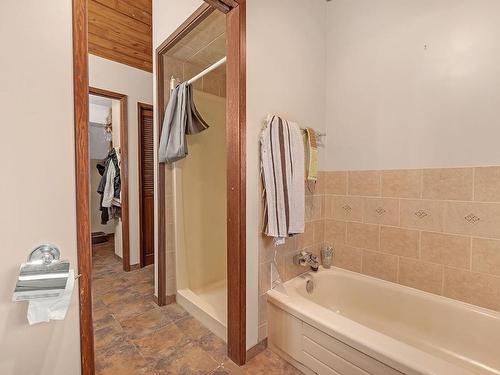 537 Fawn Road, Clearwater, BC - Indoor Photo Showing Bathroom