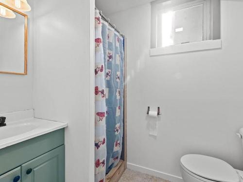 248 Chestnut Ave, Kamloops, BC - Indoor Photo Showing Bathroom