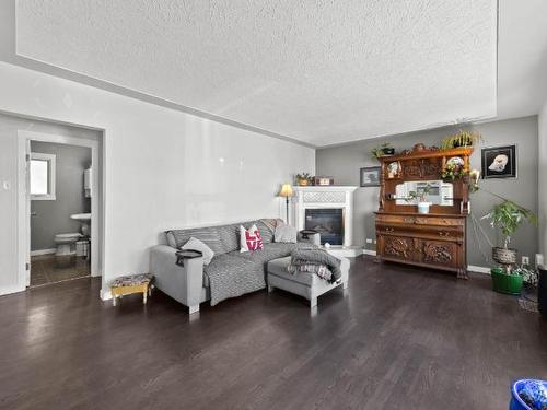 248 Chestnut Ave, Kamloops, BC - Indoor Photo Showing Living Room