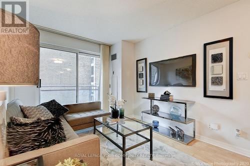 611 - 300 Bloor Street E, Toronto, ON - Indoor Photo Showing Living Room