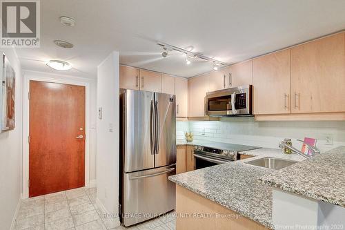 611 - 300 Bloor Street E, Toronto, ON - Indoor Photo Showing Kitchen With Upgraded Kitchen