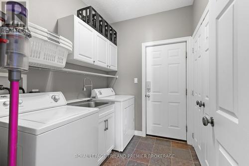 5 Blue Heron Dr, Middlesex Centre, ON - Indoor Photo Showing Laundry Room