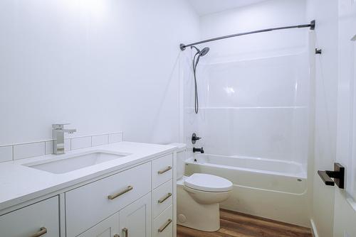 1607 1St Avenue S, Cranbrook, BC - Indoor Photo Showing Bathroom