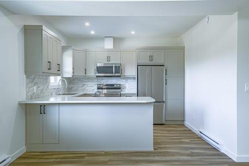 1607 1St Avenue S, Cranbrook, BC - Indoor Photo Showing Kitchen With Upgraded Kitchen