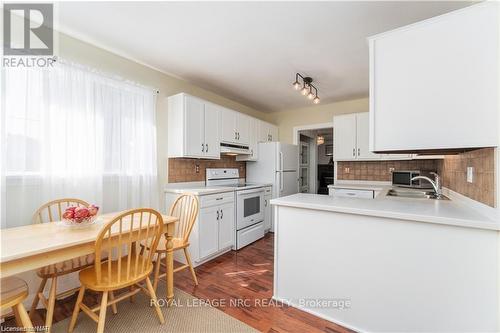 19 Lindbergh Dr, Fort Erie, ON - Indoor Photo Showing Kitchen With Double Sink