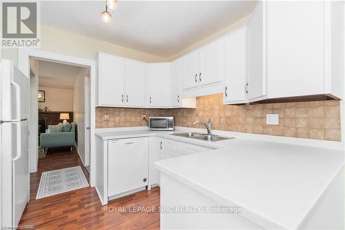 19 Lindbergh Dr, Fort Erie, ON - Indoor Photo Showing Kitchen With Double Sink