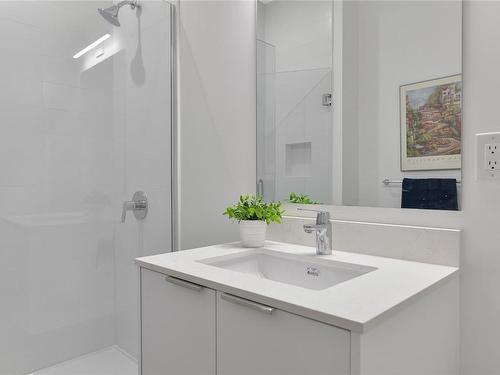 119-1720 Fairfield Rd, Victoria, BC - Indoor Photo Showing Bathroom