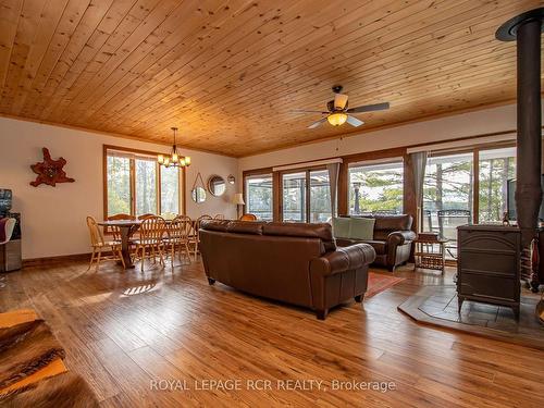 7 Normwood Cres, Kawartha Lakes, ON - Indoor Photo Showing Living Room