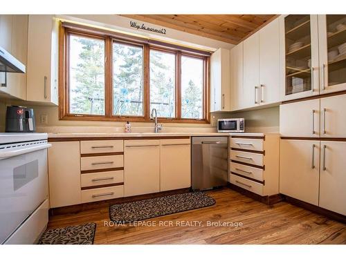 7 Normwood Cres, Kawartha Lakes, ON - Indoor Photo Showing Kitchen