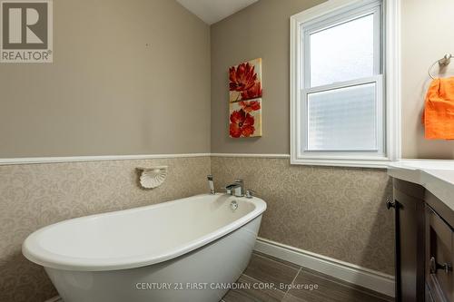 146 Locust St, St. Thomas, ON - Indoor Photo Showing Bathroom