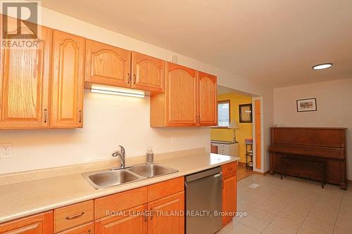1227 Toukay Cres, London, ON - Indoor Photo Showing Kitchen With Double Sink