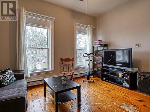 126 King St E, Ingersoll, ON - Indoor Photo Showing Living Room