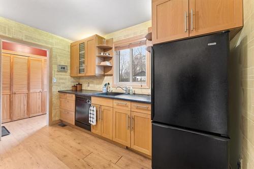 Kitchen with adjacent laundry - 314 Park Street W, Dundas, ON - Indoor Photo Showing Kitchen